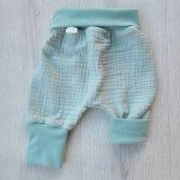 Handgemachtes 4-tlg. Set – Hose Gr. 50/56, Schmusetuch, Greifling&Holzschild Türkis Bild 7