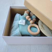 Handgemachtes 4-tlg. Set – Hose Gr. 50/56, Schmusetuch, Greifling&Holzschild Türkis Bild 8