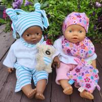 Stickdatei Puppenkleidung Baby Puppe 43cm – Set Halstuch, Mütze, Teddy, Schnullertuch, Sabberlatz – Design by Jasmina Bild 1