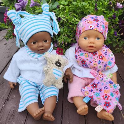 Stickdatei Puppenkleidung Baby Puppe 43cm – Set Halstuch, Mütze, Teddy, Schnullertuch, Sabberlatz – Design by Jasmina