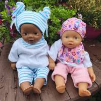 Stickdatei Puppenkleidung Baby Puppe 43cm – Set Halstuch, Mütze, Teddy, Schnullertuch, Sabberlatz – Design by Jasmina Bild 5