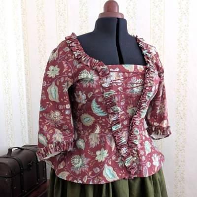 Caraco / Jacke im Stil des 18. Jahrhunderts (Rokoko) bestehend aus Stecker und Jacke (Oberteil).