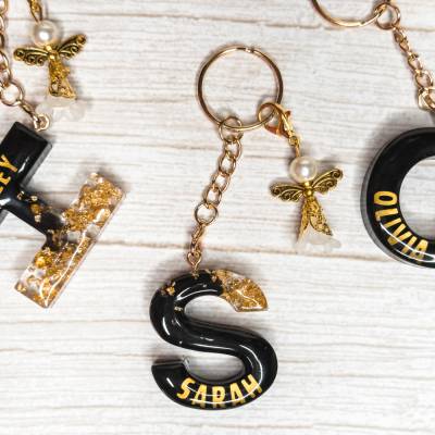 Personalisierter Buchstabe aus Resin mit Name – Schlüsselanhänger oder Taschenbaumler mit Schutzengel 