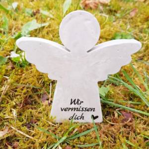 Engel aus Beton mit Schriftzug Grabschmuck Trauer Gedenken Vermissen Gedenkstein Erinnerung Bild 1