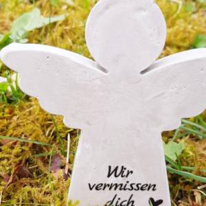 Engel aus Beton mit Schriftzug Grabschmuck Trauer Gedenken Vermissen Gedenkstein Erinnerung Bild 2