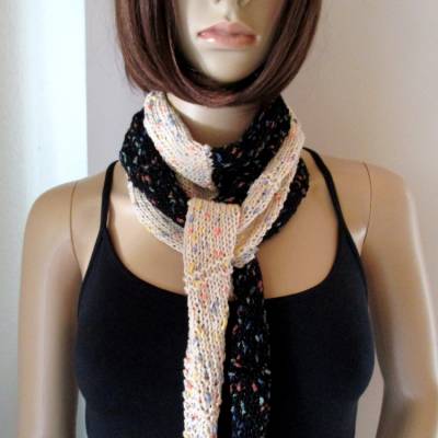 Kleines Schaltuch, Halstuch aus seidigem Viskose-Baumwollgarn mit bunten Spots, Dreieckstuch, gestrickt