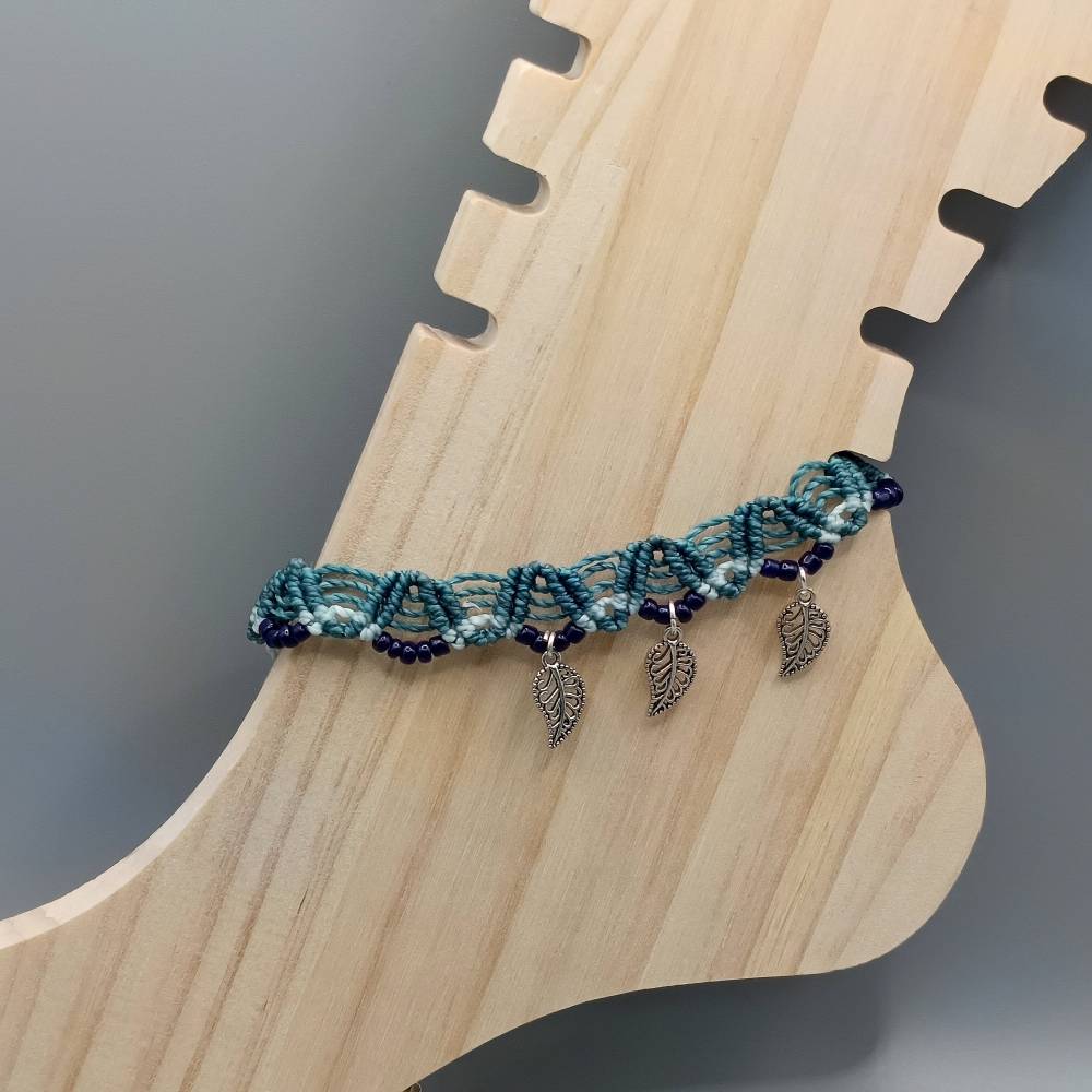 Makramee Fussbändchen in petrol und blau mit silberfarbenen Blättern Bild 1