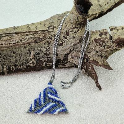 Dreieckiger Statement-Anhänger: Faszination in Grau, Weiß, Blau