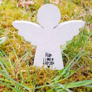 Engel aus Beton mit Schriftzug Grabschmuck Trauer Gedenken Vermissen Gedenkstein Erinnerung Bild 1