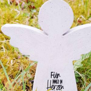Engel aus Beton mit Schriftzug Grabschmuck Trauer Gedenken Vermissen Gedenkstein Erinnerung Bild 2