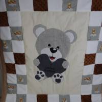 Krabbeldecke Patchwork mit appliziertem Teddy und Herz mit Namen Bild 1