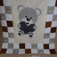 Krabbeldecke Patchwork mit appliziertem Teddy und Herz mit Namen Bild 3