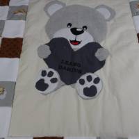 Krabbeldecke Patchwork mit appliziertem Teddy und Herz mit Namen Bild 6
