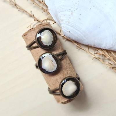 Ring mit einer echten Muschel