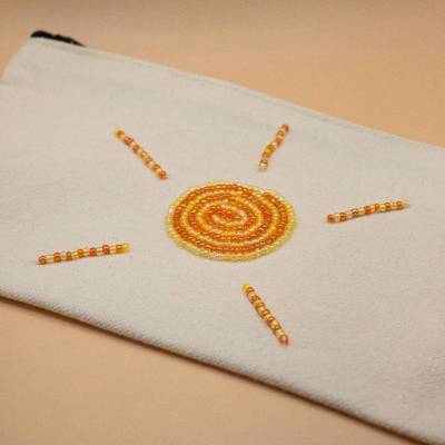 Täschchen mit Reißverschluss bestickt mit einer Sonne aus Perlen in gelb und orange ca. 21cm x 11cm