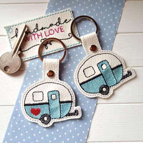 Schlüsselanhänger Wohnwagen Camper – bestickt, weißes Kunstleder, Geschenk für Campingfans