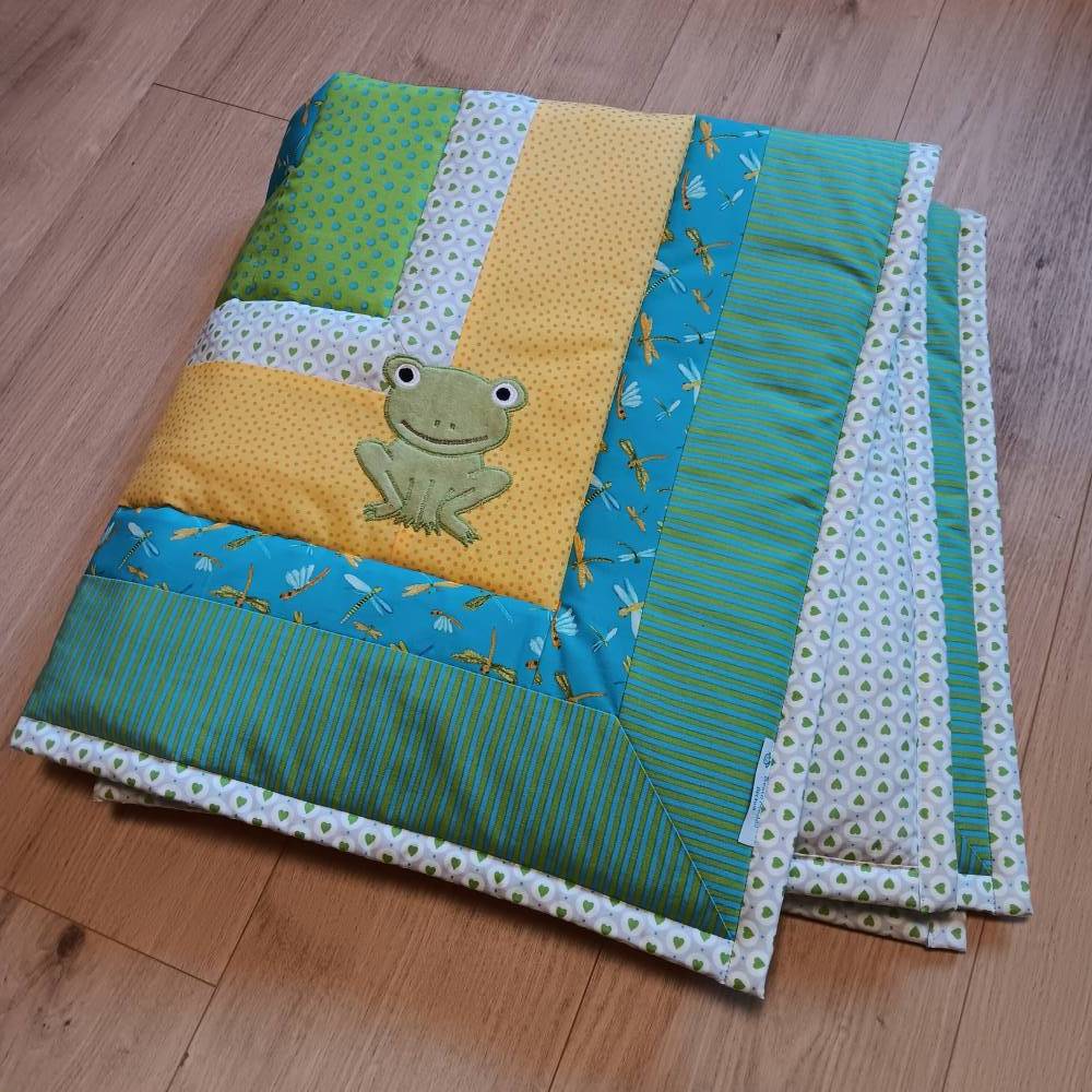 Patchwork Krabbeldecke aus Baumwolle in Blau-Grün mit Frosch