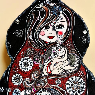 Verliebte Matroschka, kleine Deko-Figur zum Hinstellen, lackiert, aus Pappmaché, kleine Geschenkidee, Glücksbringer