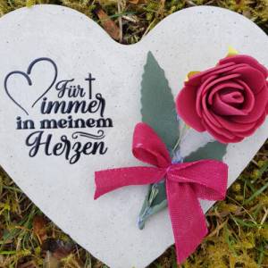 Herz aus Beton mit Schriftzug Kunstrose Grabschmuck Trauer Grabgesteck Grabherz Bild 2