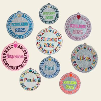 Stickdatei Einschulung Schulkind 2025 mit Stern & Herz Anhänger – Set für Stickmaschine von Design-by-Jasmina