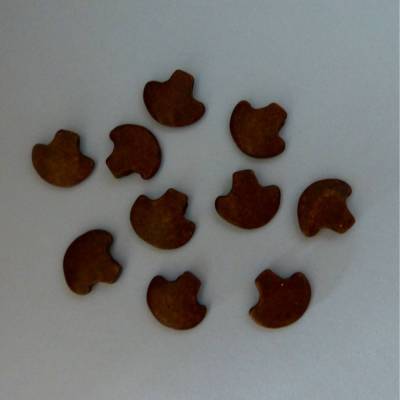 Schmuckanhänger, Keramikanhänger, Keramikperlen, Beilform, braun, halbrund, 1 Bohrung, Schmuckherstellung + Deko