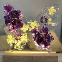 Schmetterling mit Blüten lila-weiß/ LED Lichtsockel Bild 6