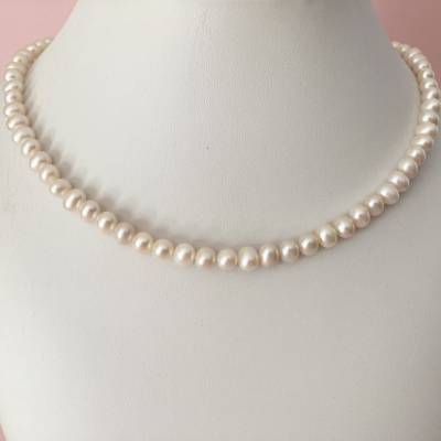 Weiße Perlenkette 49 cm – Zuchtperlen mit Magnetverschluss, handgefertigt in Bayern, Geschenkidee