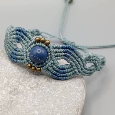 Makramee Armband in Blautönen mit einer marmorierten Acrylperle und bronzefarbenen Metallperlen