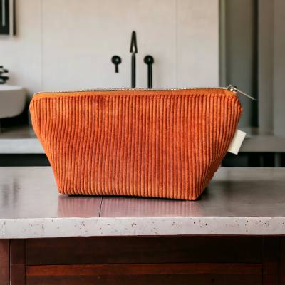 Kosmetiktasche aus Cord in Terracotta – handgemacht, wasserabweisend, ideal für Reisen, in zwei Größen erhältlich