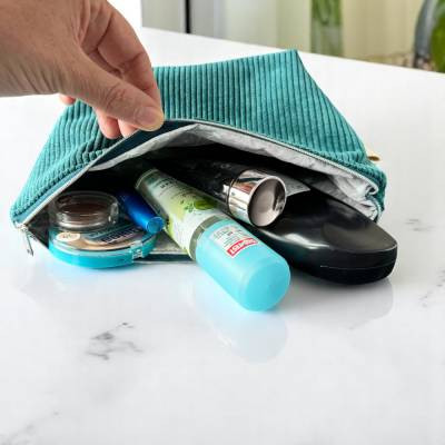 Kosmetiktasche aus Cord in Petrol – handmade Täschchen mit wasserabweisendem Futter in zwei Größen