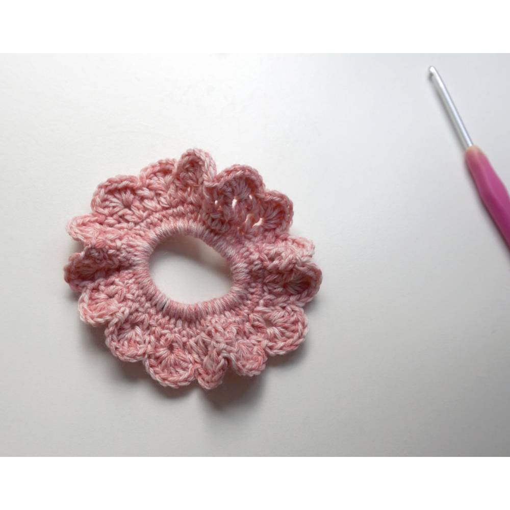 Häkelanleitung für einen coolen Haargummi Bild 1