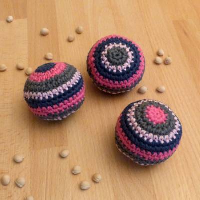 3 gehäkelte Jonglierbälle aus Biobaumwolle in pink-blau-grau, Handarbeit