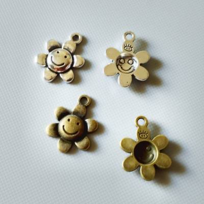 6/10 Charms Anhänger Blume mir Gesicht 2 Farben zur Auswahl