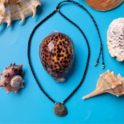 Makramee-Halskette mit schwarzer Muschel und Silberobsidian-Perle