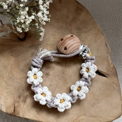 Makramee Schnullerkette mit Blumen – handgemacht, Farbe Taupe
