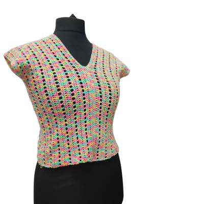 Handgehäkeltes Sommershirt aus Acrylgarn in Pastell – Größe S-M – Luftiges Damen-Top