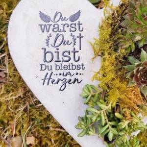 Bepflanztes Herz aus Beton mit Schriftzug Grabschmuck Trauer Grabgesteck Grabherz Personalisierbar Bild 2