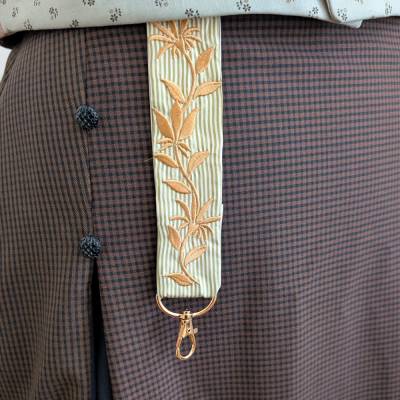 Kleine Chatelaine aus Seide mit Goldstickerei für Damen und Herren