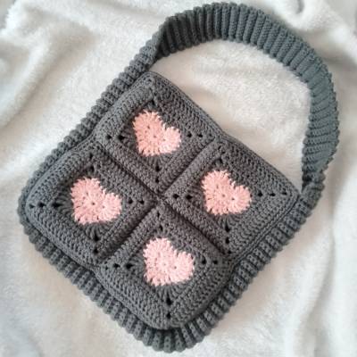 Handgemachte Häkeltasche mit Herzmotiv - Umhängetasche - Grau und Rosa - Retro Granny Square - Tasche - Geschenkidee