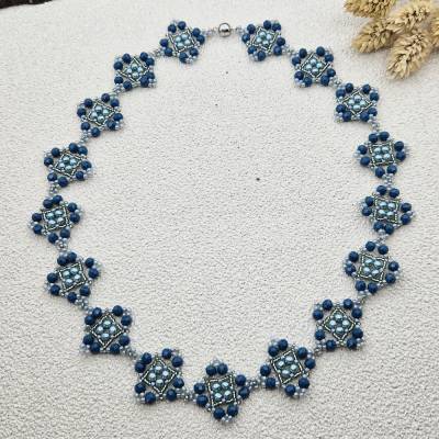 Elegante Blautöne: Deine handgefertigte Halskette im geometrischem Design