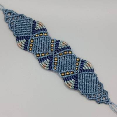 extravagantes Makramee Armband in Blautönen mit bronzefarbenen Metallperlen