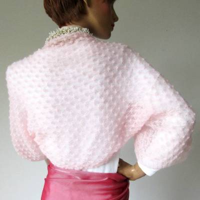 Rosafarbiger Braut-Shrug aus Kid-Mohair mit Spitzenmuster, duftiges Jäckchen zum Sommerkleid