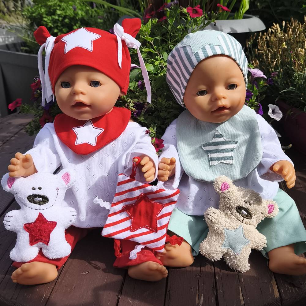 Stickdatei Puppenkleidung für Baby Puppe 43cm – Set: Halstuch, Mütze, Teddy, Schnullertuch, Sabberlatz – Design by Jasmina Bild 1