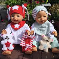 Stickdatei Puppenkleidung für Baby Puppe 43cm – Set: Halstuch, Mütze, Teddy, Schnullertuch, Sabberlatz – Design by Jasmina Bild 1