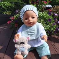 Stickdatei Puppenkleidung für Baby Puppe 43cm – Set: Halstuch, Mütze, Teddy, Schnullertuch, Sabberlatz – Design by Jasmina Bild 4