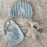 Stickdatei Puppenkleidung für Baby Puppe 43cm – Set: Halstuch, Mütze, Teddy, Schnullertuch, Sabberlatz – Design by Jasmina Bild 5