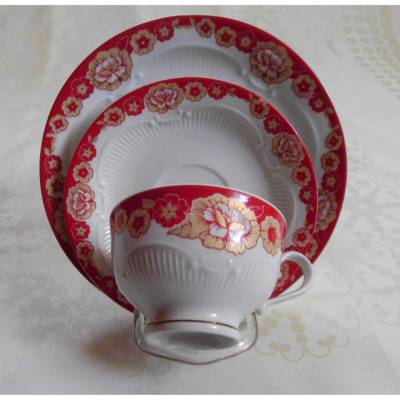 Sehr schöne Sammeltasse aus weißem Porzellan mit Blumenmotiv in rot und beige