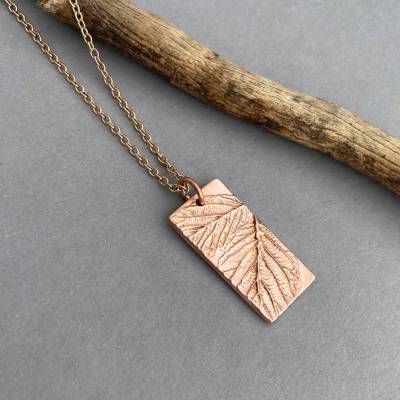 Kupferschmuck BROMBEERE rechteckig – Handgeprägter Anhänger mit Brombeerblatt-Relief