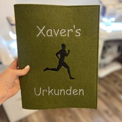 Personalisierte Urkundenmappe für Sportler hochwertig bestickt zum Aufbewahren von Urkunden