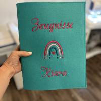 Personalisierte Zeugnis Mappe mit Regenbogen Motiv - viele Farbdesigns möglich Junge oder Mädchen Bild 1